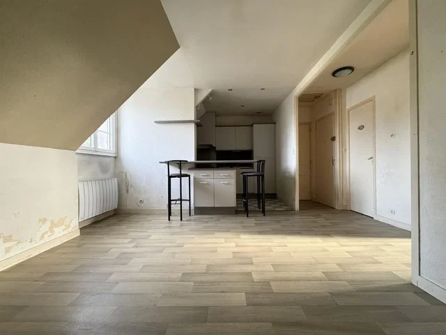 Keuken; renovatie nodig, natuurlijk licht, tegelvloer