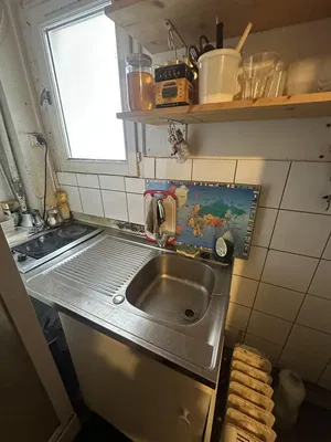 Kuchnia; podłoga z płytek, wymaga remontu