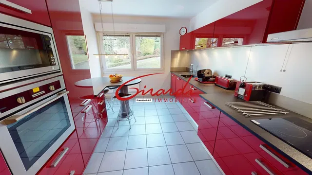 Kuchnia; sprzęt kuchenny, podłoga z płytek, światło dzienne, styl nowoczesny