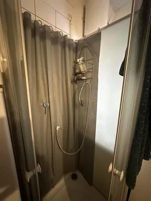 Łazienka; światło dzienne, podłoga z płytek