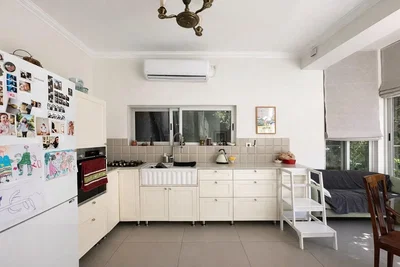 Cuisine; électroménager, lumière naturelle, carrelage, rénové