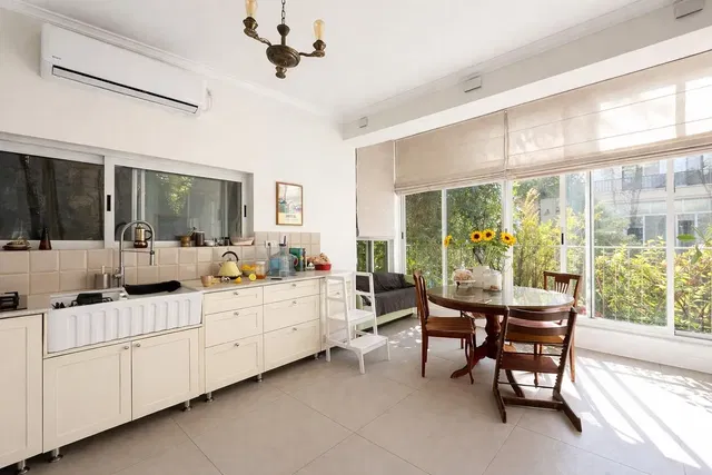 Cuisine; lumière naturelle, carrelage, électroménager