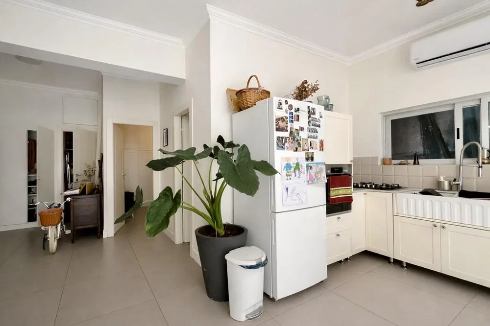 Cuisine; électroménager, carrelage, lumière naturelle, style moderne