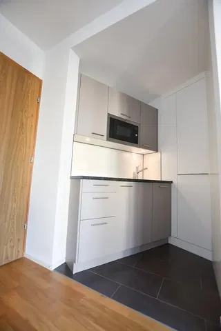 Küche; küchengeräte, fliesenboden, tageslicht, moderner stil