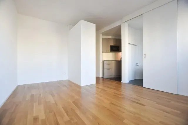 Wohnzimmer; holzboden, tageslicht, renoviert