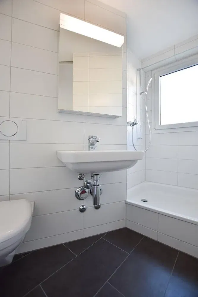 Купатило; плочице, природно светло