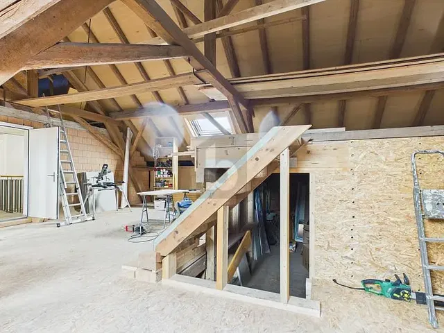 Cave; poutres en bois, nécessite rénovation