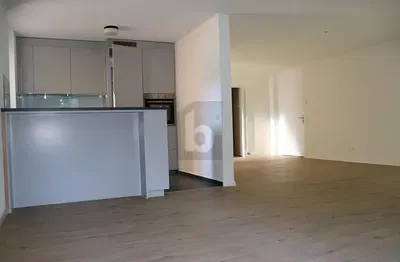 Kuchyně; dřevěná podlaha, přirozené světlo