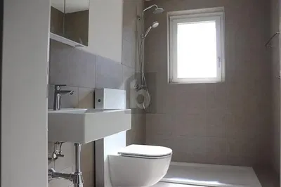 Toaleta; přirozené světlo, dlažba