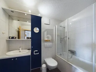 Купатило; природно светло, плочице