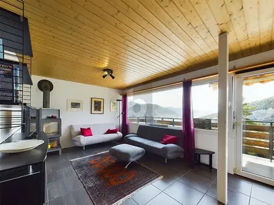 Дневна соба; поглед, камин, дрвене греде, дрвени под, природно светло, модерни стил