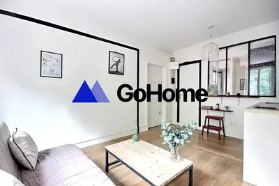 Obývací pokoj; moderní styl, dřevěná podlaha, přirozené světlo