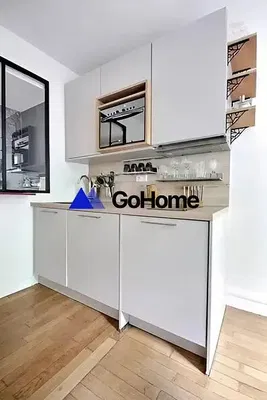 Kuchyně; kuchyňské spotřebiče, dřevěná podlaha, moderní styl