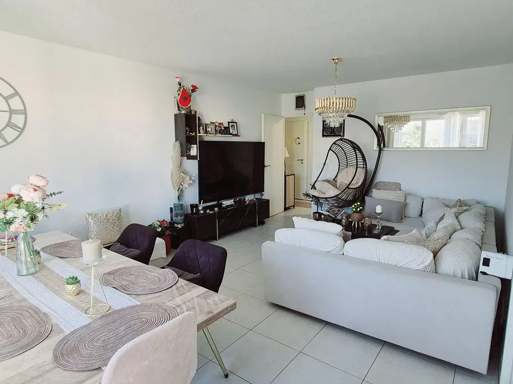 Wohnzimmer; fliesenboden, tageslicht, moderner stil