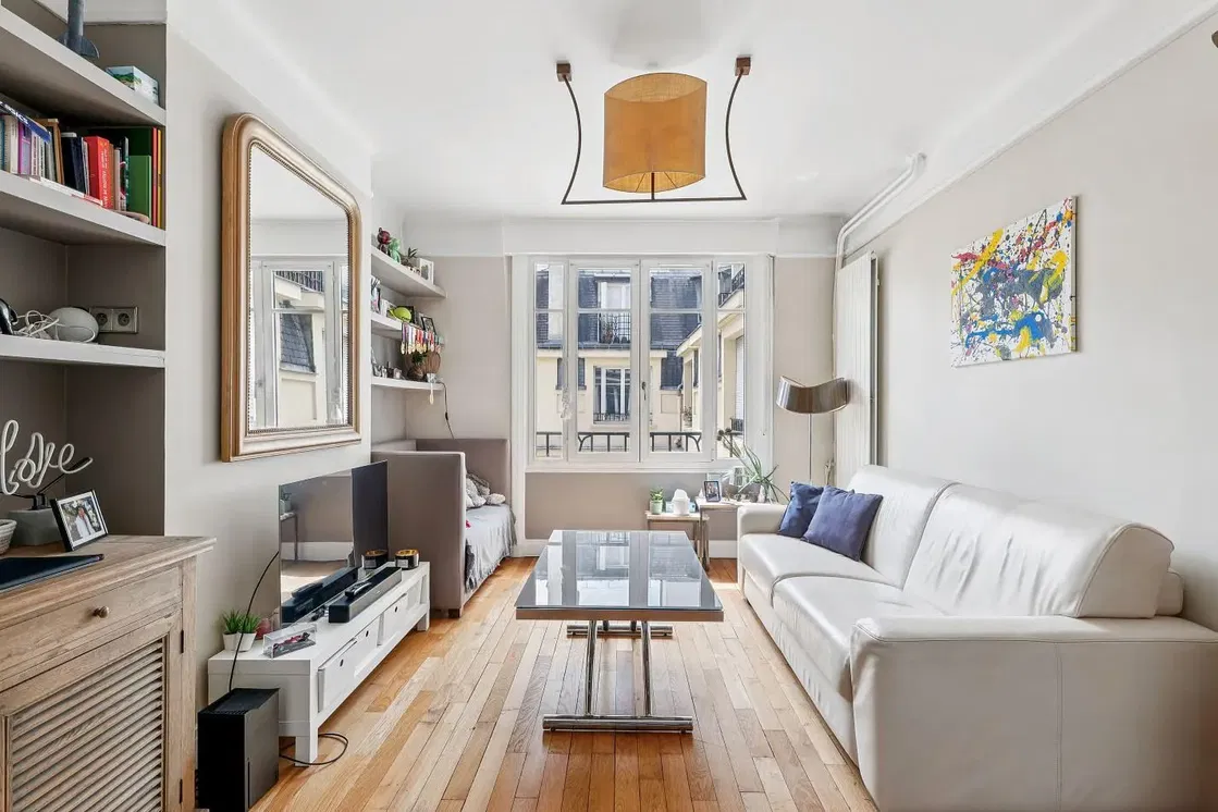 Obývací pokoj; výhled, dřevěná podlaha, přirozené světlo, moderní styl