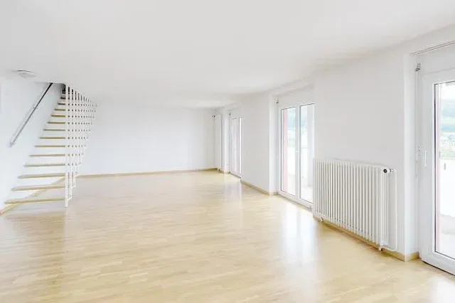 Sala de estar; chão de madeira, luz natural