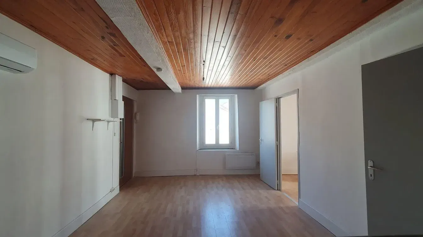 Salon; poutres en bois, parquet, lumière naturelle