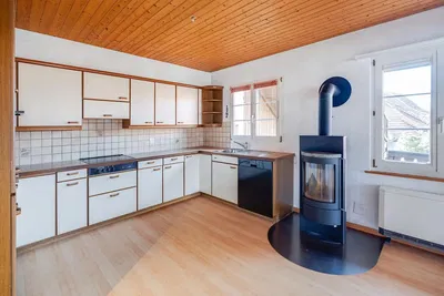 Cuisine; cheminée, parquet, lumière naturelle