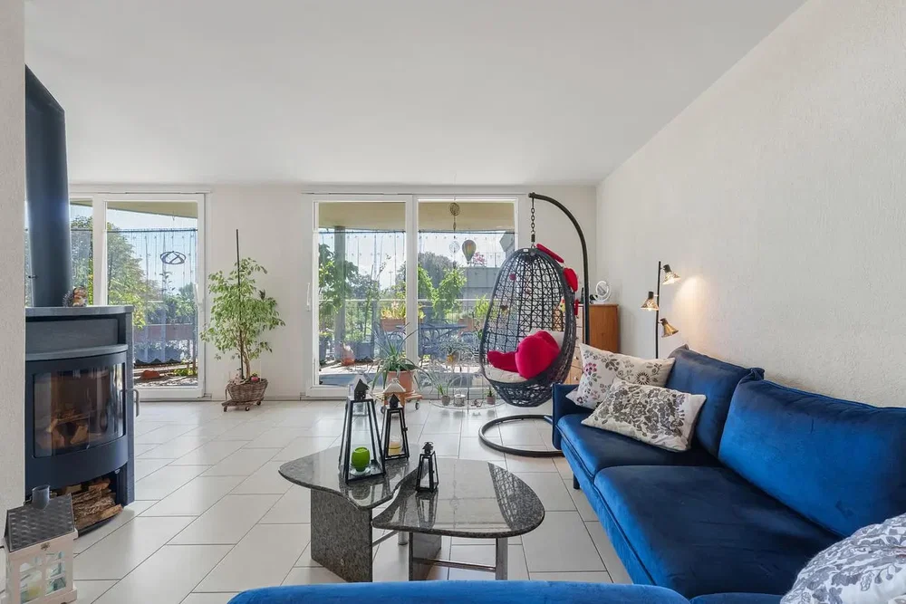 غرفة معيشة; مدفأة, ضوء طبيعي, أسلوب عصري