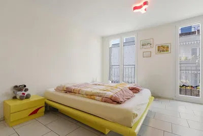 غرفة نوم; ضوء طبيعي, أرضية من البلاط