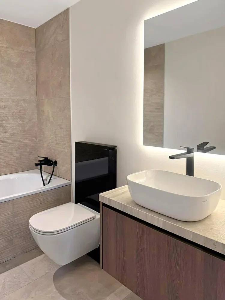 Banyo; tadilatlı, doğal ışık
