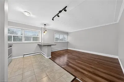 Cozinha; chão de azulejo, chão de madeira, luz natural, eletrodomésticos