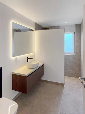 Banyo; fayans zemin, doğal ışık, tadilatlı