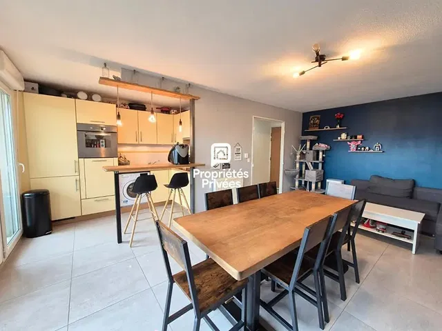 Wohnzimmer; küchengeräte, fliesenboden, tageslicht