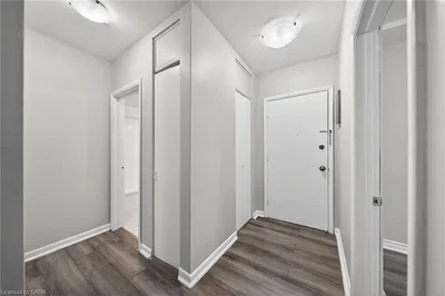 غرفة خلع الملابس; أرضية خشبية, ضوء طبيعي