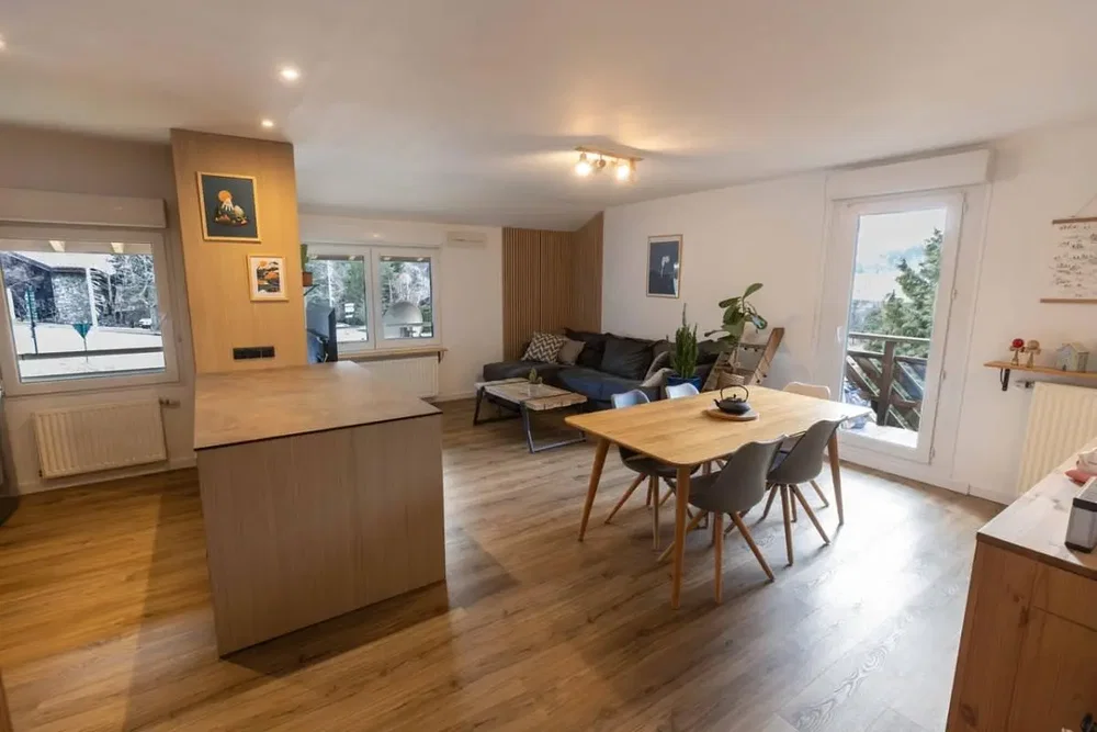 Obývací pokoj; dřevěná podlaha, přirozené světlo, moderní styl