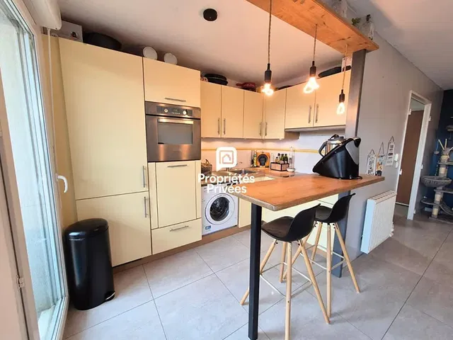 Küche; küchengeräte, fliesenboden, tageslicht, moderner stil