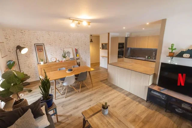 Wohnzimmer; tageslicht, moderner stil, holzboden