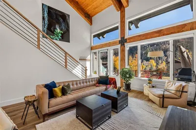 Wohnzimmer; blick, holzbalken, hohe decken, tageslicht, moderner stil