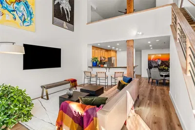 Wohnzimmer; tageslicht, moderner stil, holzboden