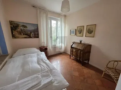 Schlafzimmer; tageslicht, rustikaler stil, fliesenboden