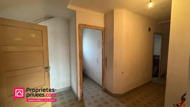 Otro; suelo de baldosas, necesita renovación