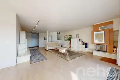 Wohnzimmer; holzboden, kamin, tageslicht, moderner stil