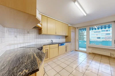 Cuisine; électroménager, carrelage, vue, lumière naturelle