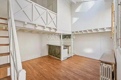 Wohnzimmer; holzboden, hohe decken, tageslicht