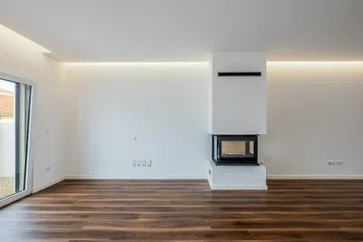 Σαλόνι; τζάκι, ξύλινο πάτωμα, φυσικό φως