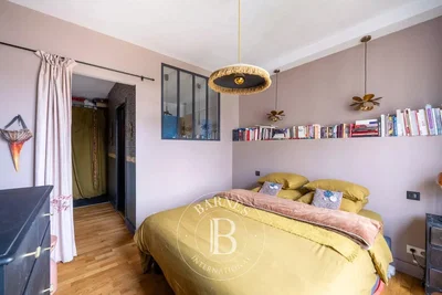 Dormitorio; suelo de madera, luz natural, estilo moderno