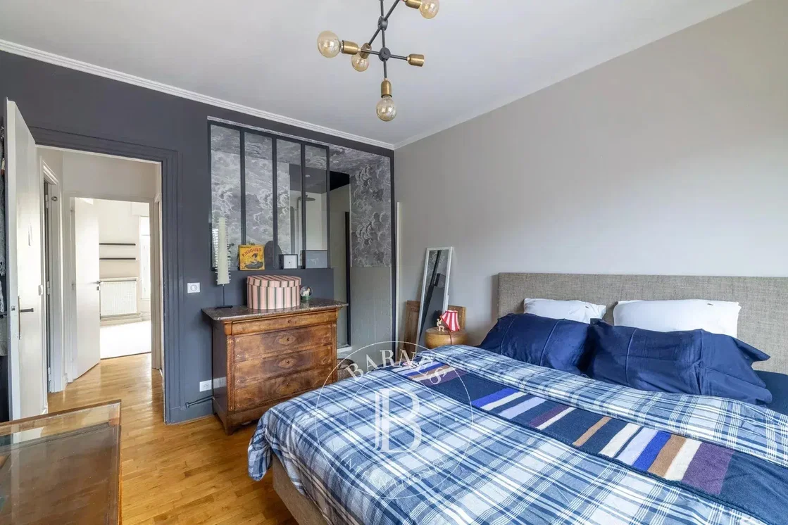 Schlafzimmer; holzboden, tageslicht