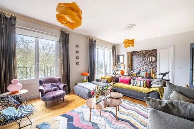 Obývací pokoj; výhled, dřevěná podlaha, přirozené světlo, moderní styl