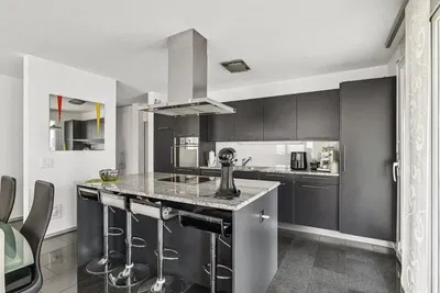 Cuisine; électroménager, carrelage, lumière naturelle, style moderne