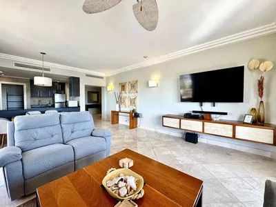 Wohnzimmer; tageslicht, fliesenboden, moderner stil