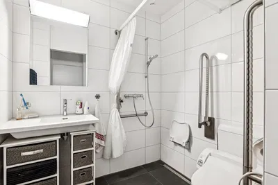 Salle de bain; carrelage, rénové, lumière naturelle, style moderne