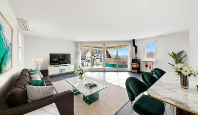 Wohnzimmer; blick, kamin, tageslicht, moderner stil