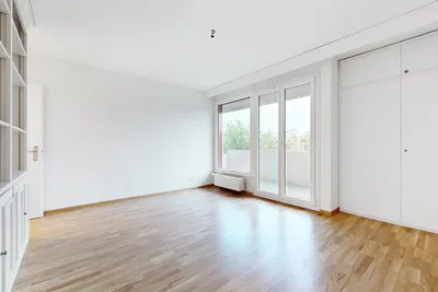 Wohnzimmer; holzboden, tageslicht, renoviert