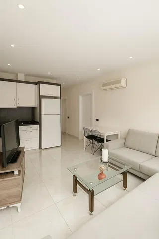 غرفة معيشة; أرضية من البلاط, أجهزة المطبخ, ضوء طبيعي, أسلوب عصري