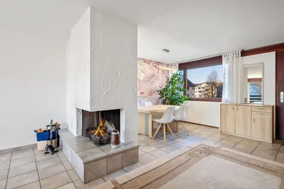 Wohnzimmer; kamin, fliesenboden, tageslicht